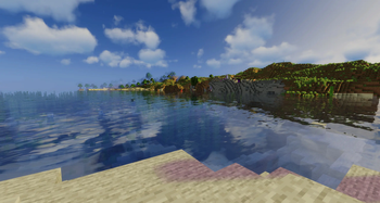 Margem de água no Minecraft com reflexos e nuvens suaves usando Sildur's Vibrant Shaders